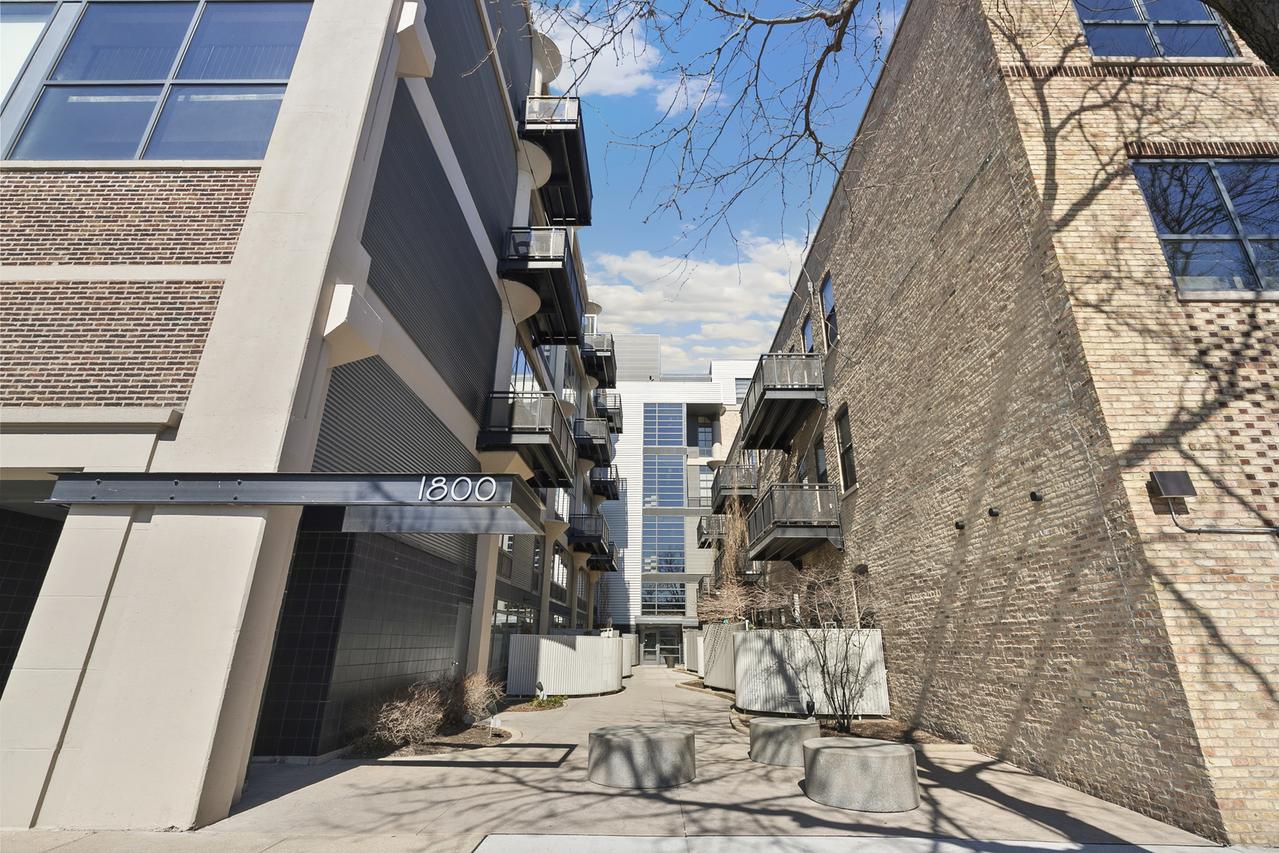 1800 W Grace St. #411, Chicago, IL 60613