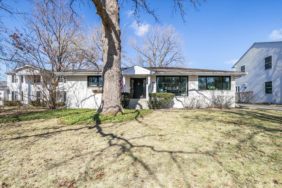 440 W Sheridan Pl., Lake Bluff, IL 60044
