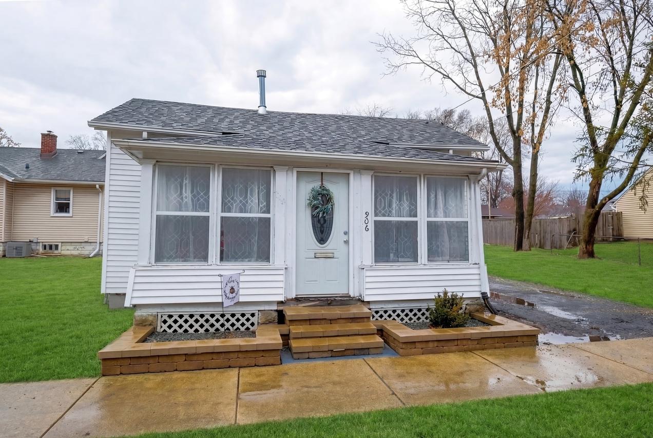 906 Grove St., Aurora, IL 60505