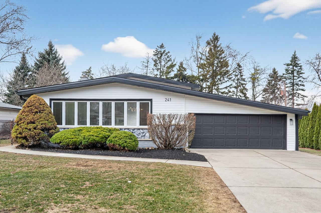 241 E Schick Rd., Bloomingdale, IL 60108