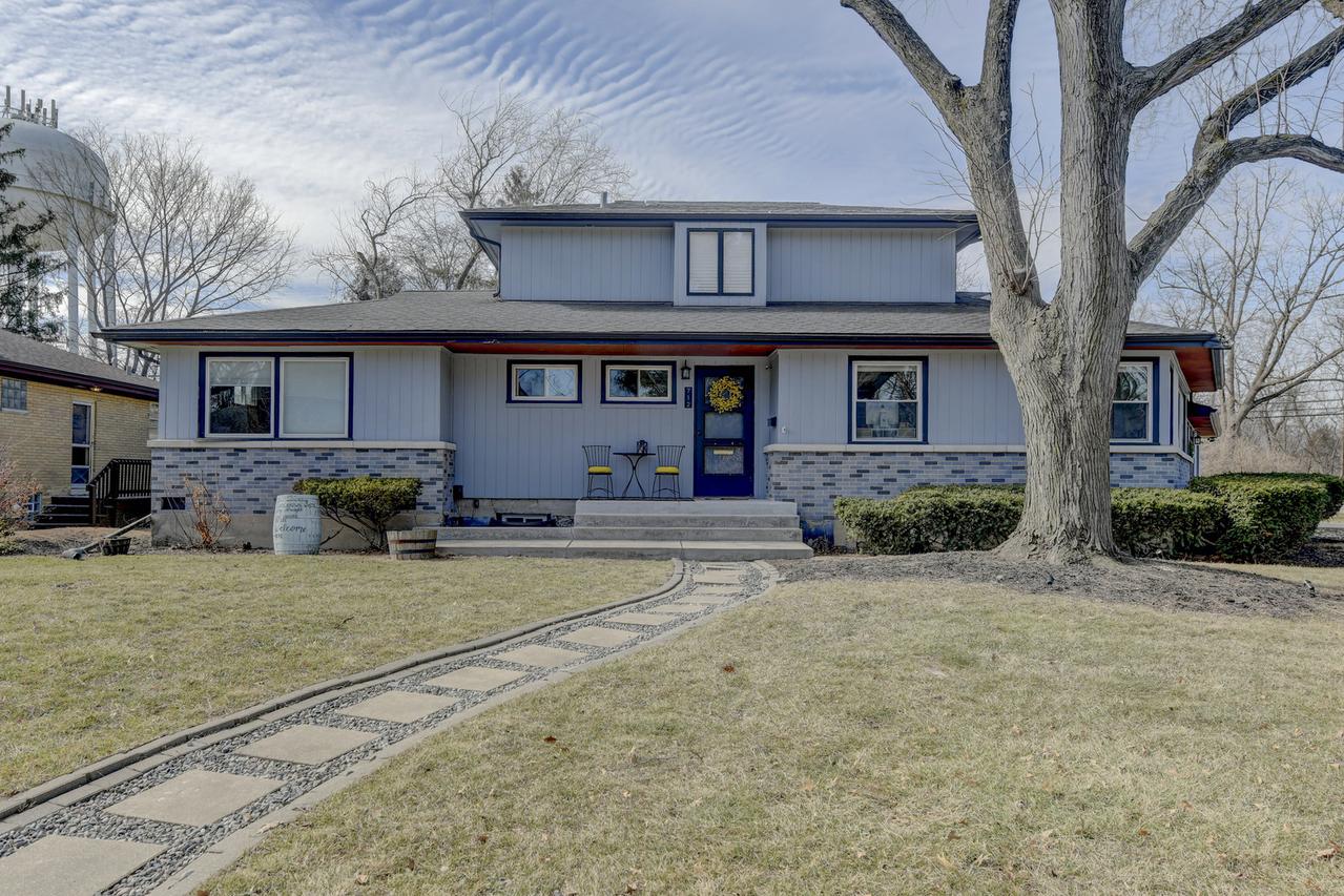 712 Gardner Rd., Flossmoor, IL 60422