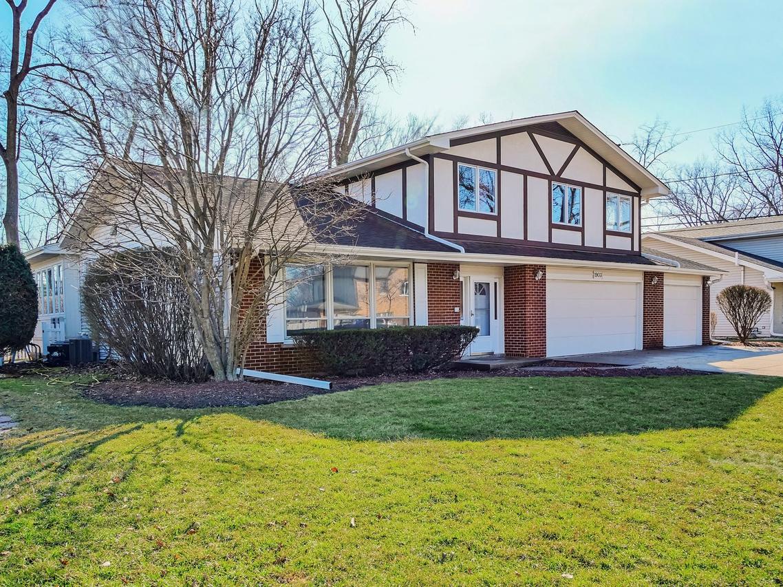 1903 E Hopi Ln., Mount Prospect, IL 60056