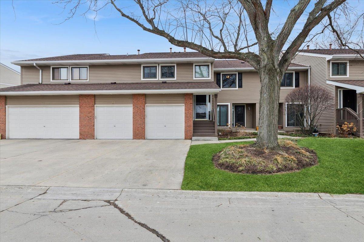 223 Winding Oak Ln., Buffalo Grove, IL 60089