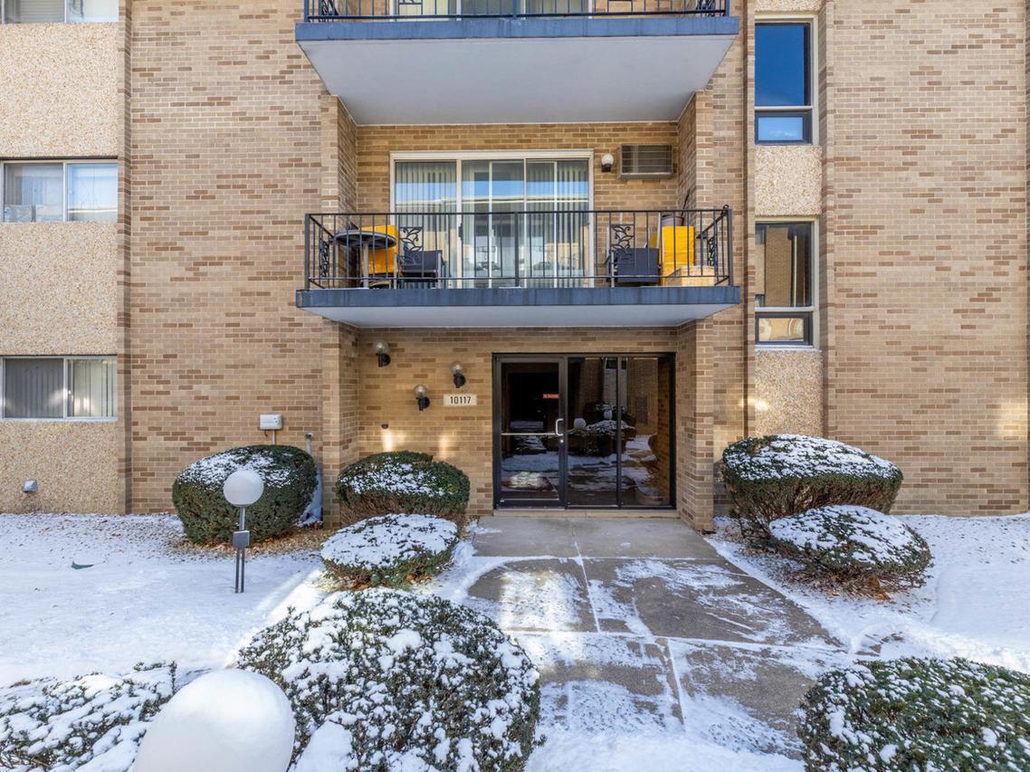 10117 S Cicero Ave. #206, Oak Lawn, IL 60453