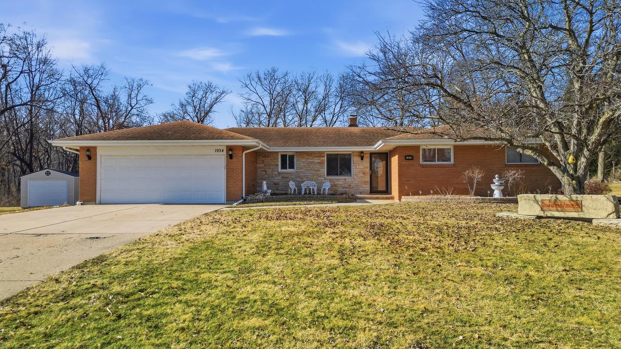 1934 Philip Dr., Dixon, IL 61021