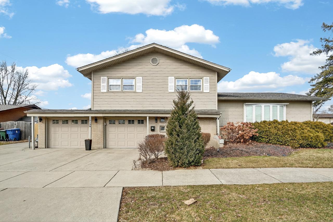 15126 Chaucer Dr., Oak Forest, IL 60452