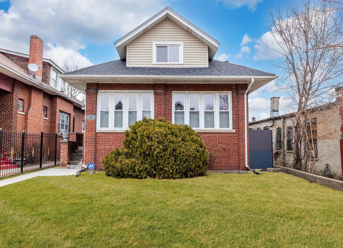 7251 S Paxton Ave., Chicago, IL 60649