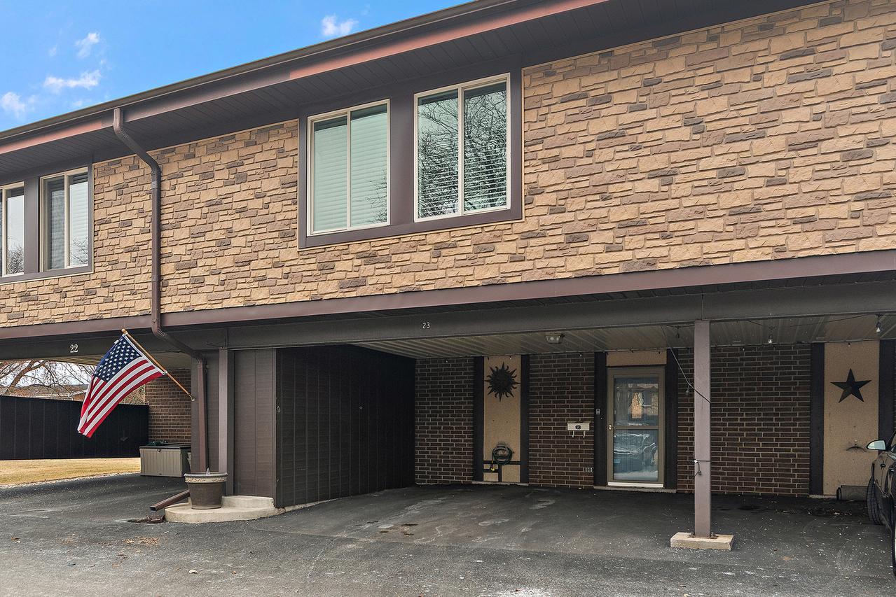 23 Cour Versaille Ct., Palos Hills, IL 60465