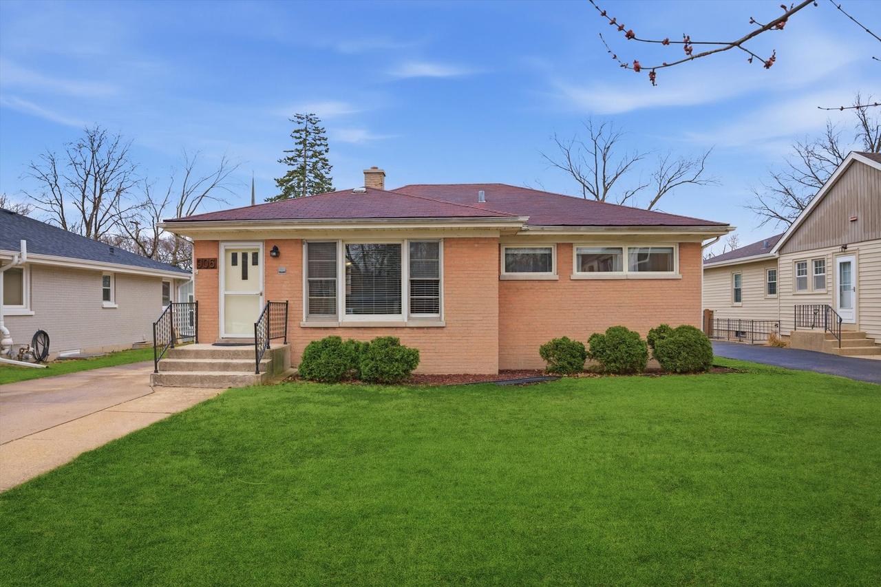 906 S Kirk Ave., Elmhurst, IL 60126