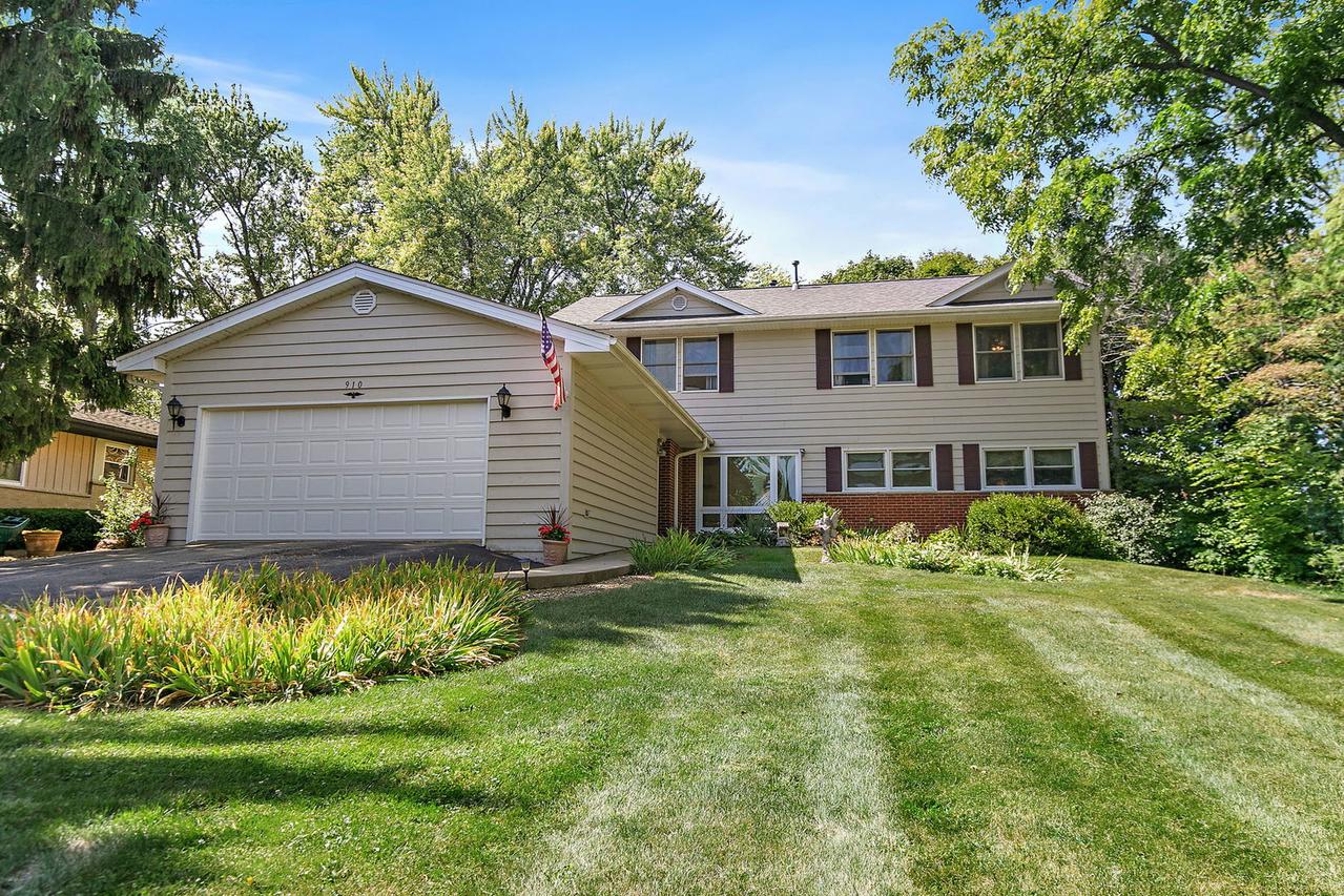 910 Division St., Barrington, IL 60010