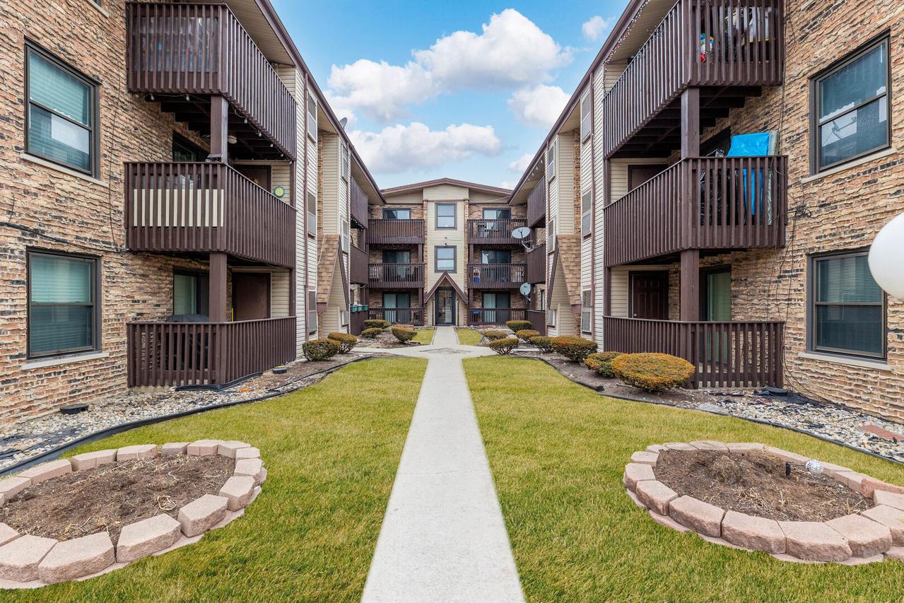 4553 W 56th St. #208E, Chicago, IL 60629