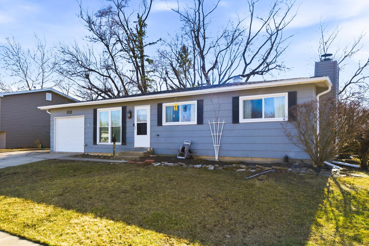 425 Walnut Dr., Streamwood, IL 60107