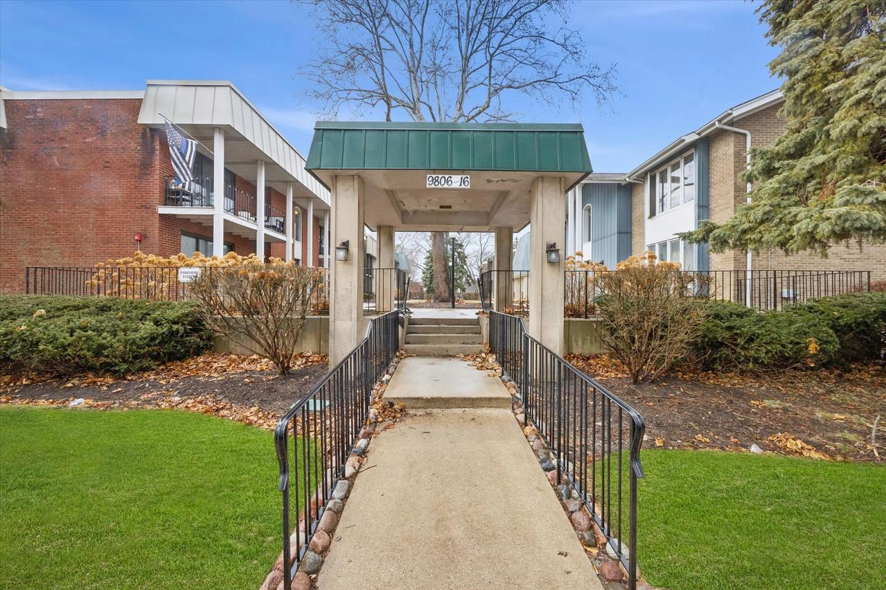 9808 S Karlov Ave. #D, Oak Lawn, IL 60453