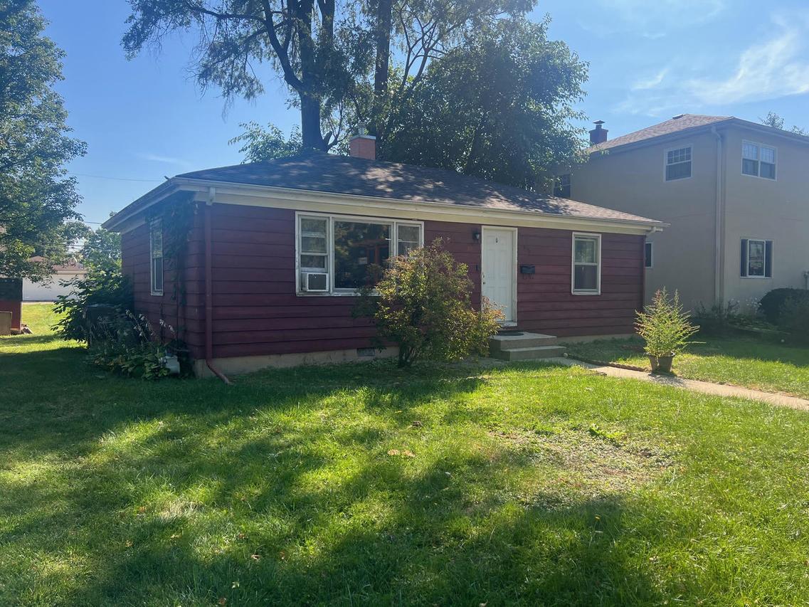 930 N Loomis St., Naperville, IL 60563