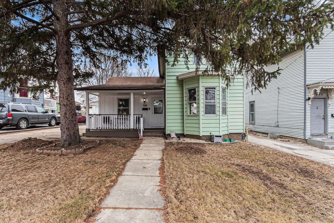 286 Villa St., Elgin, IL 60120