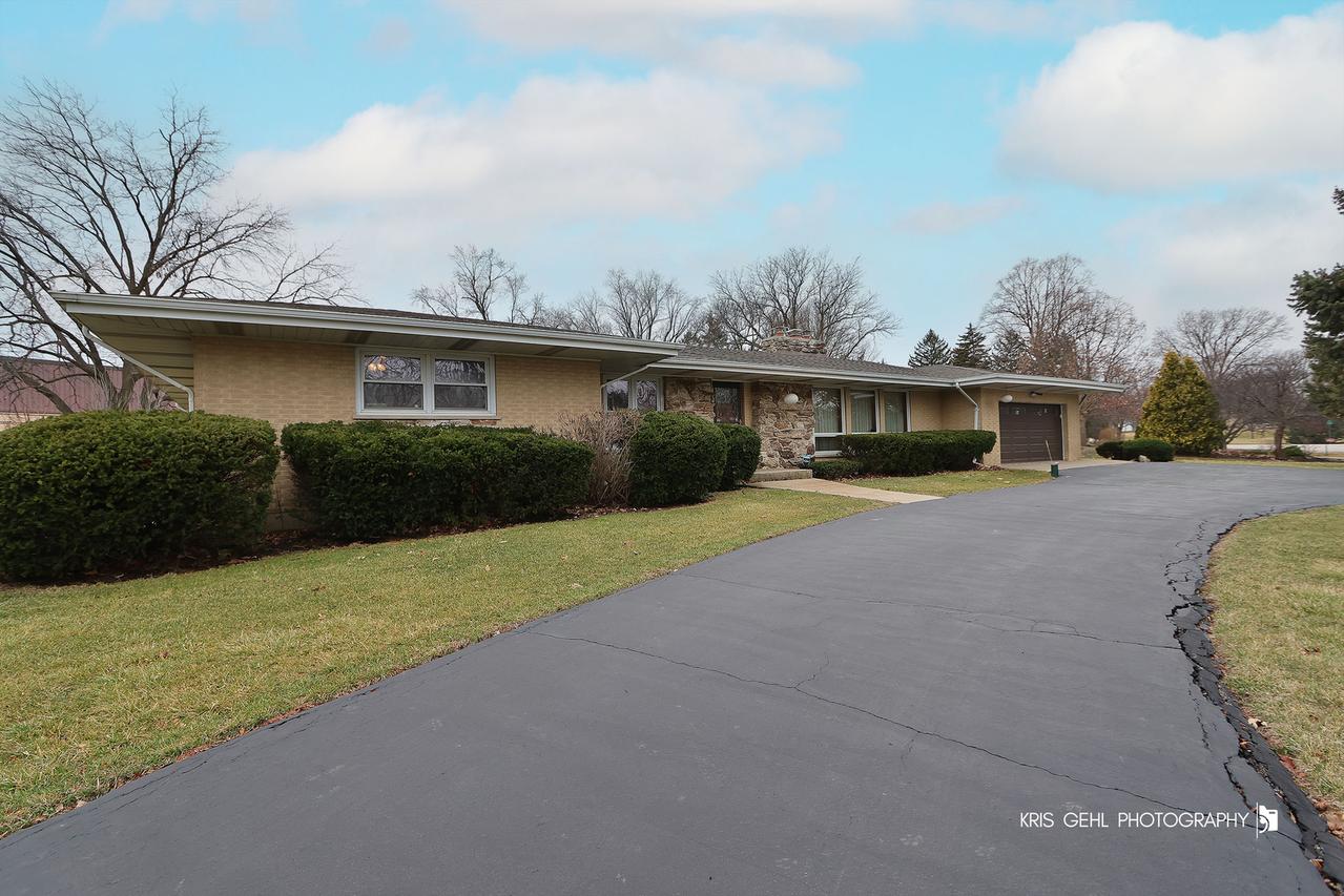 20W371 Diversey Ave., Addison, IL 60101