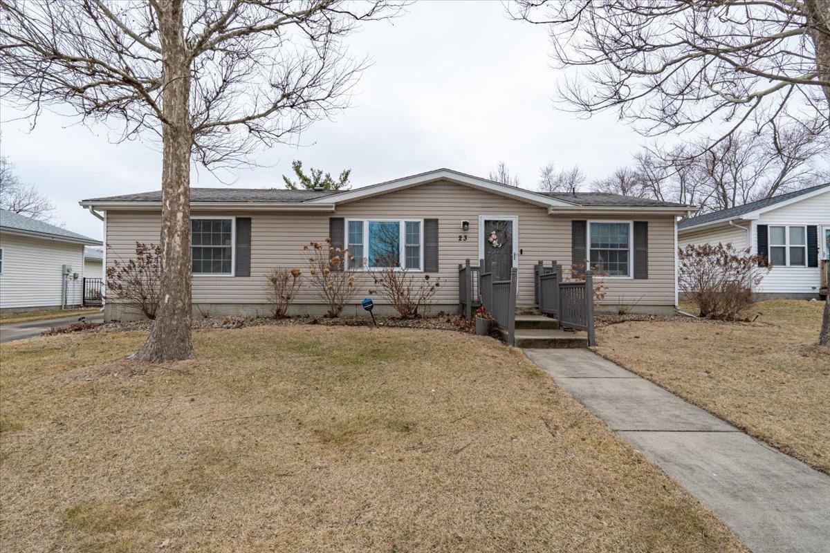23 Geneva Ct., Bloomington, IL 61704