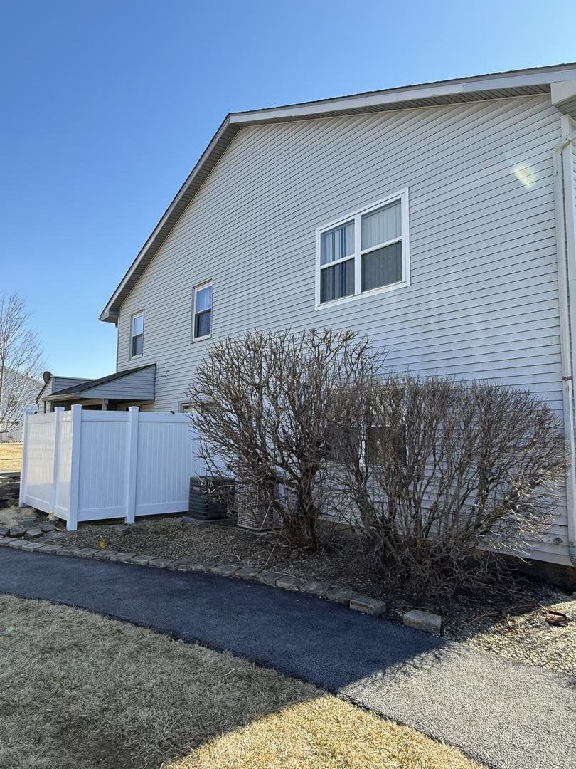 2334 Carnation Dr. #320B, Crest Hill, IL 60403