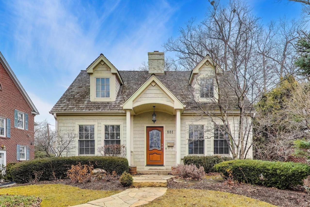 881 Harvard Ct., Highland Park, IL 60035
