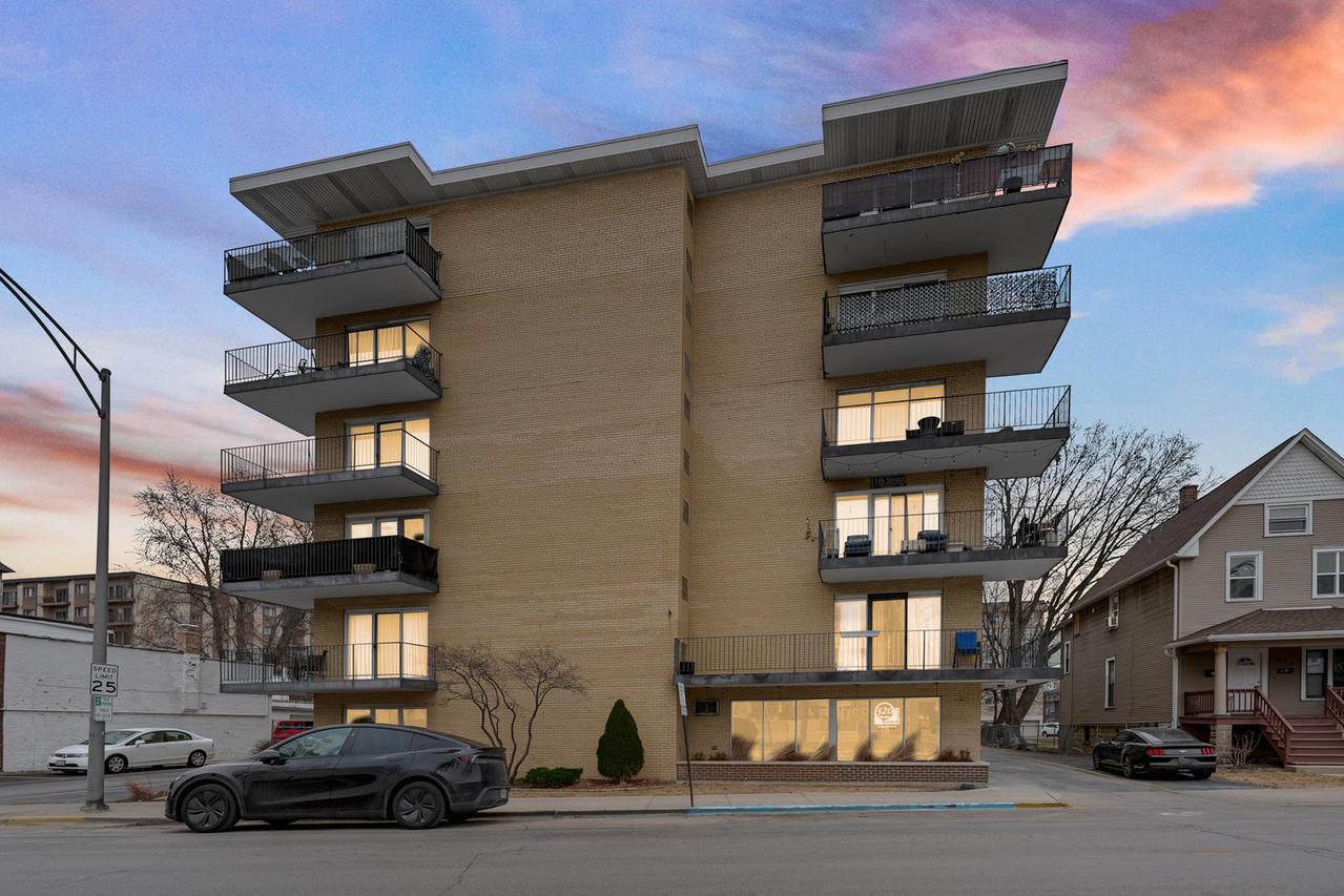 320 Circle Ave. #403, Forest Park, IL 60130