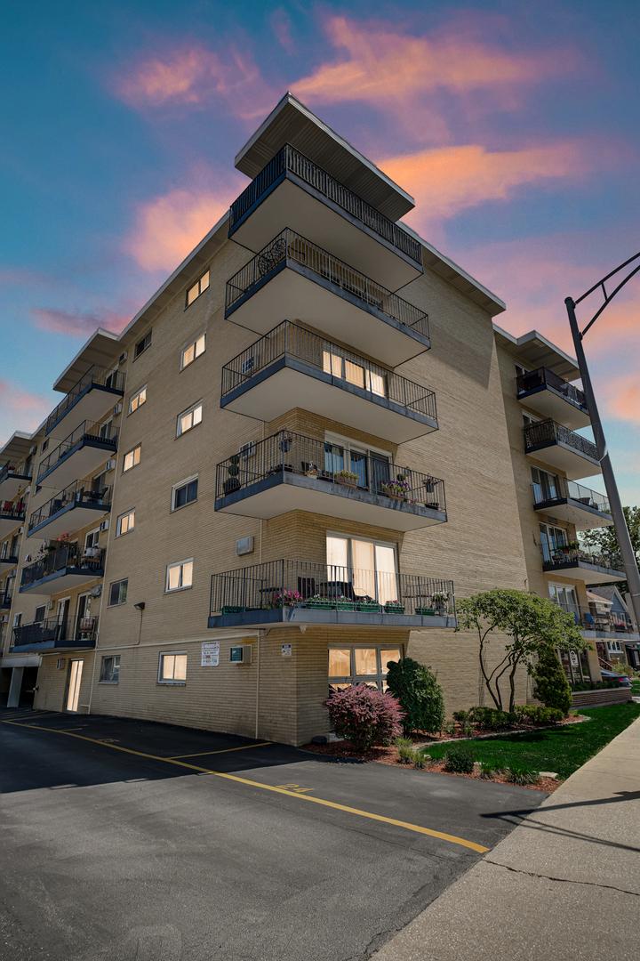 320 Circle Ave. #403, Forest Park, IL 60130