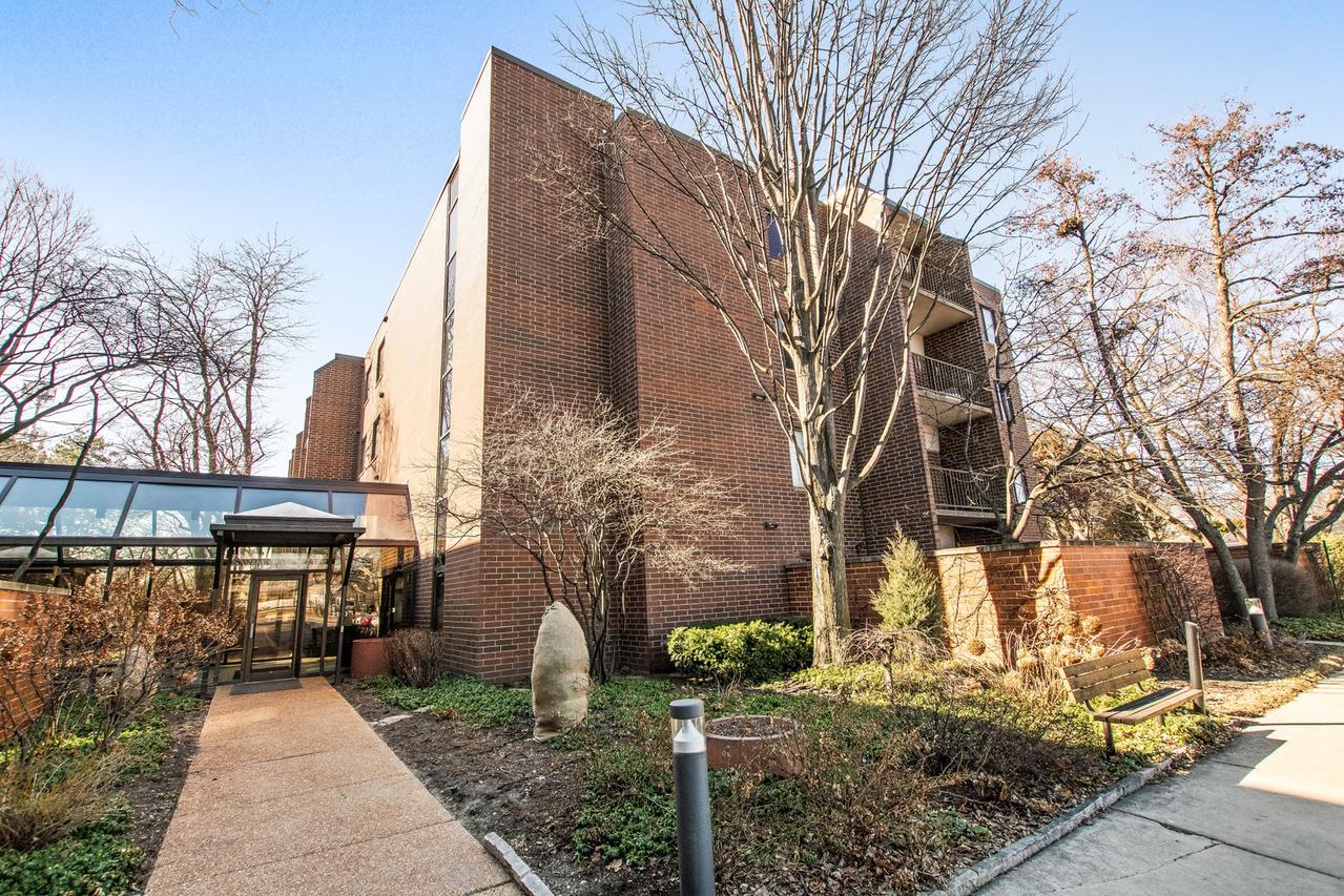 2150 Bouterse St. #205, Park Ridge, IL 60068