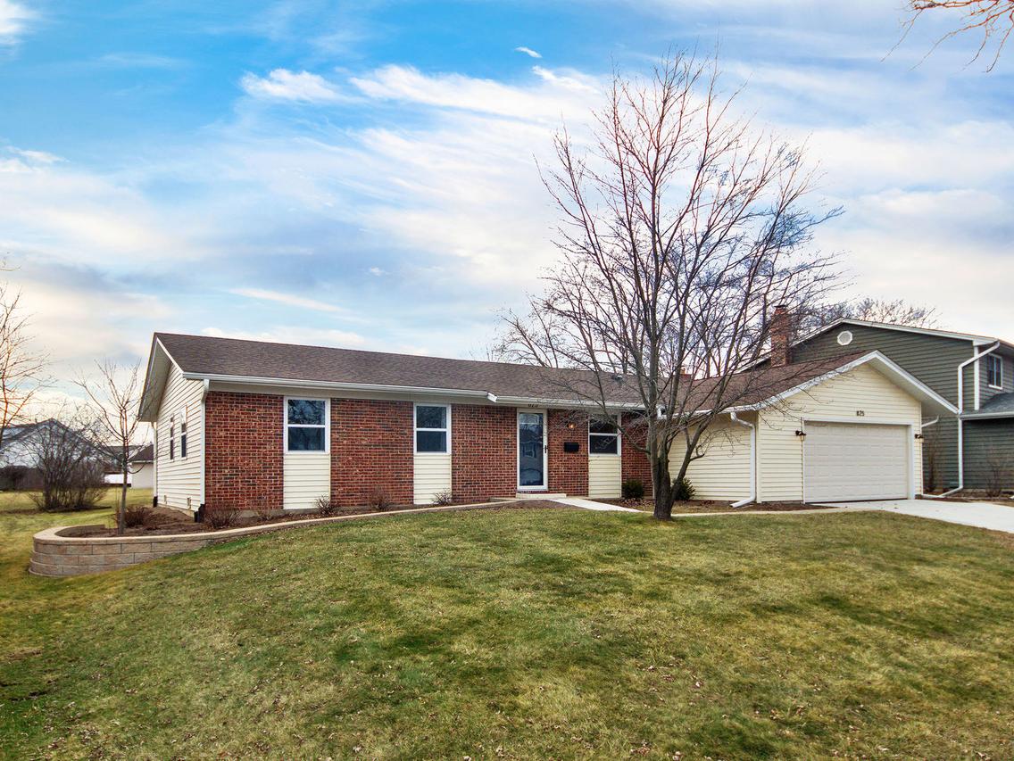825 Concord Ln., Hoffman Estates, IL 60192