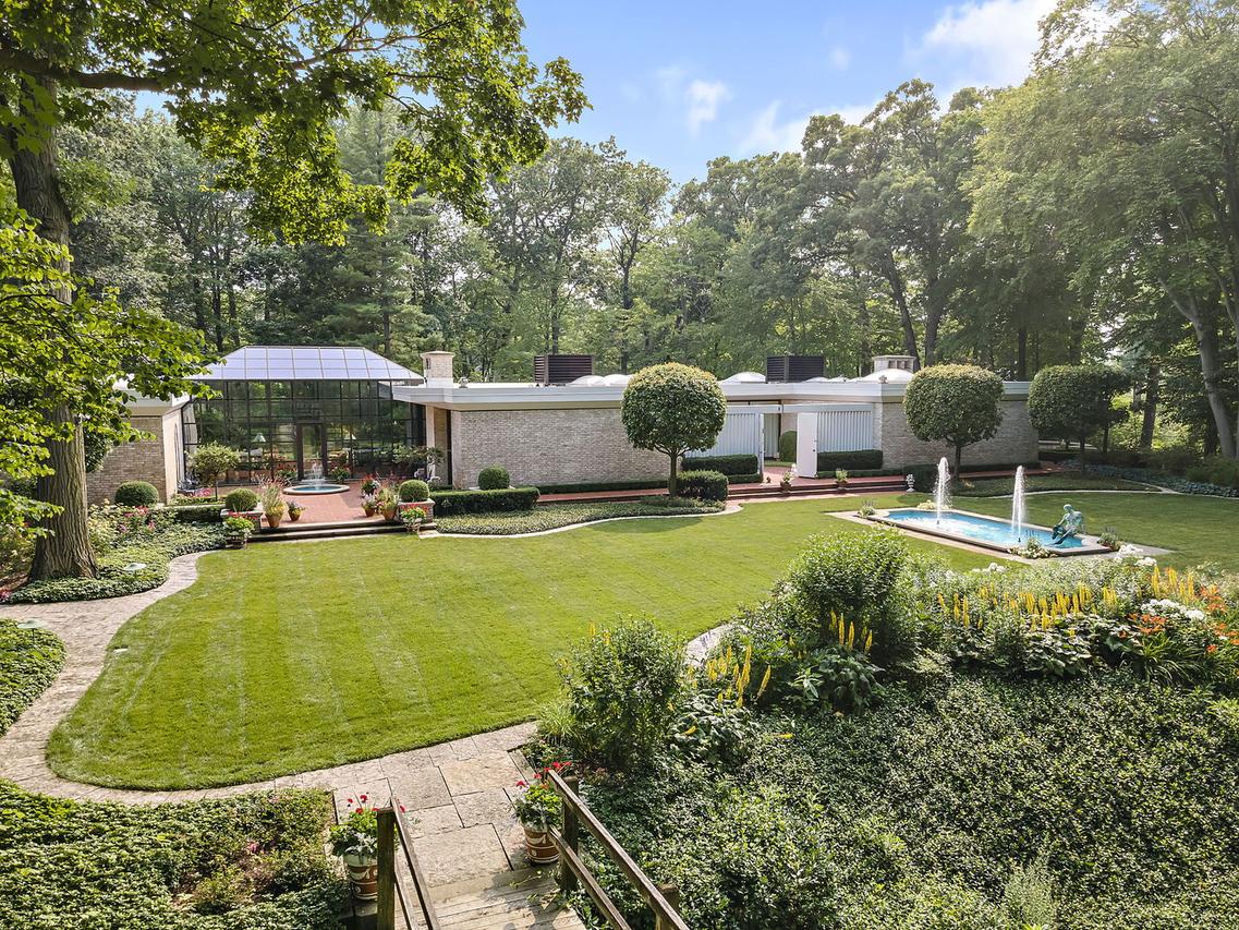 240 Shore Acres Cir., Lake Bluff, IL 60044