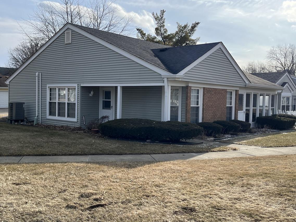 7202 Oxford Cir. #237, Fox Lake, IL 60020