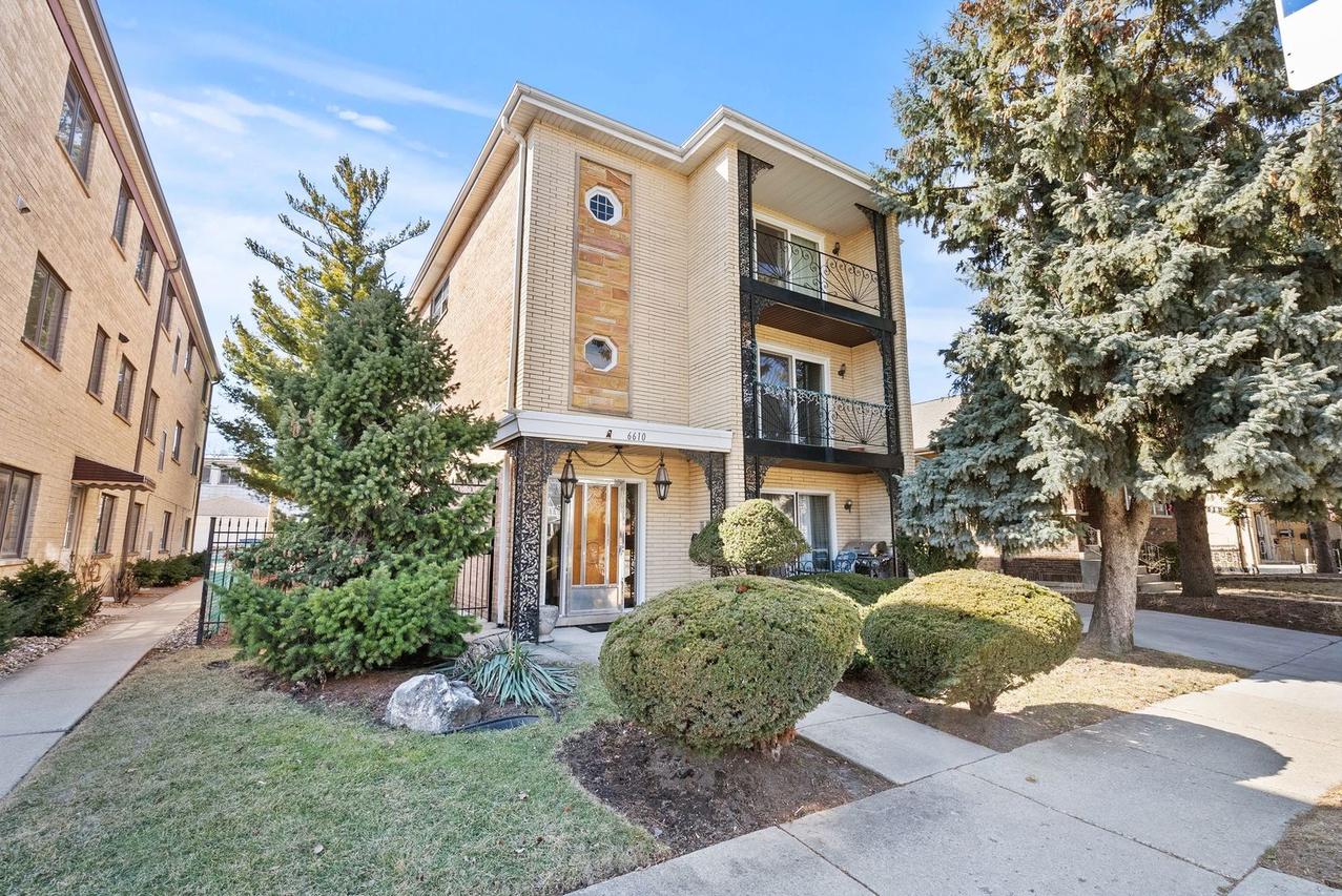 6610 N Northwest Hwy., Chicago, IL 60631