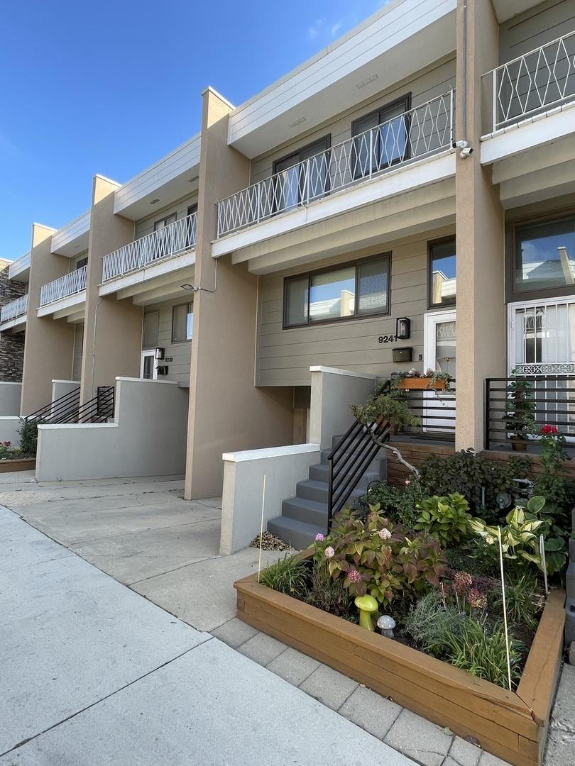 9241 W Ballard Rd. #107, Des Plaines, IL 60016