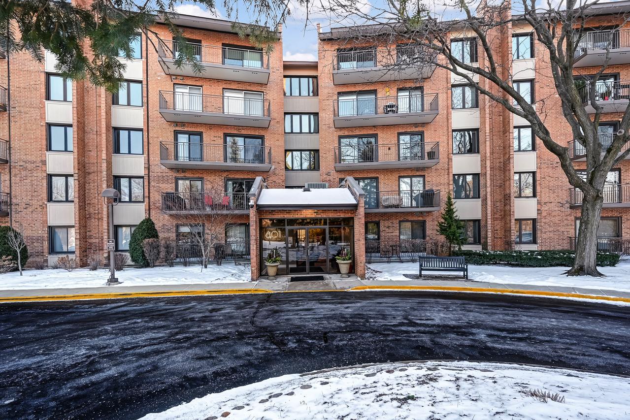 601 Lake Hinsdale Dr. #112, Willowbrook, IL 60527