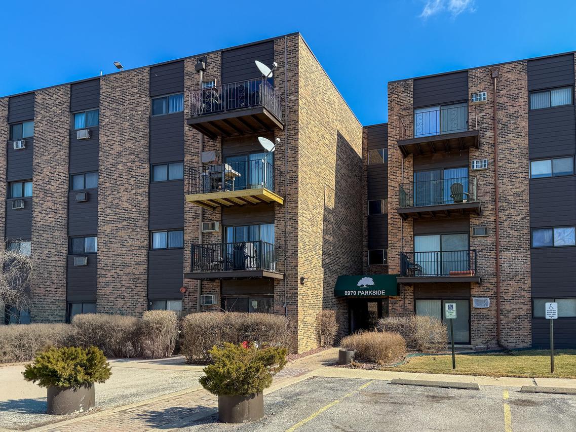 8970 N Parkside Ave. #408, Des Plaines, IL 60016