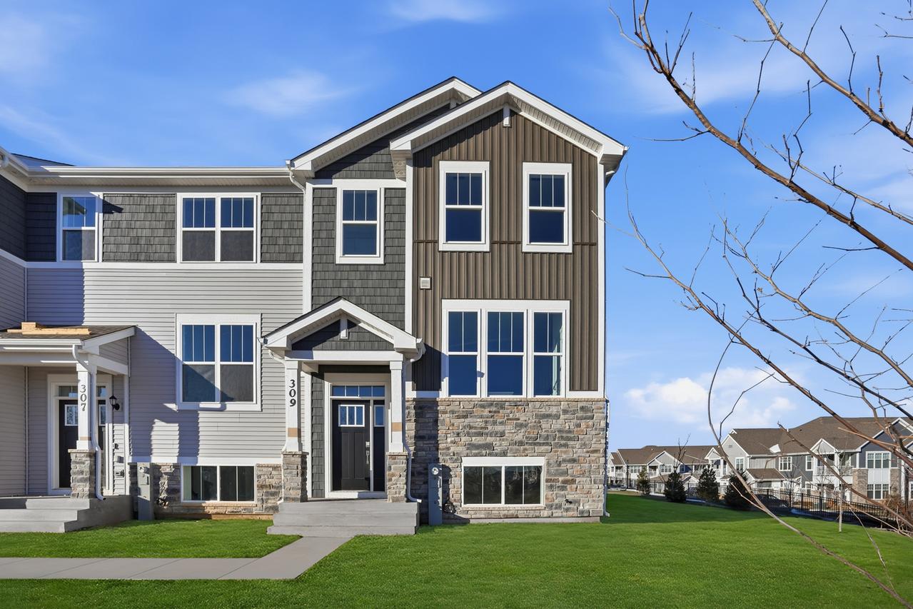 311 Settlers Pl., West Dundee, IL 60118