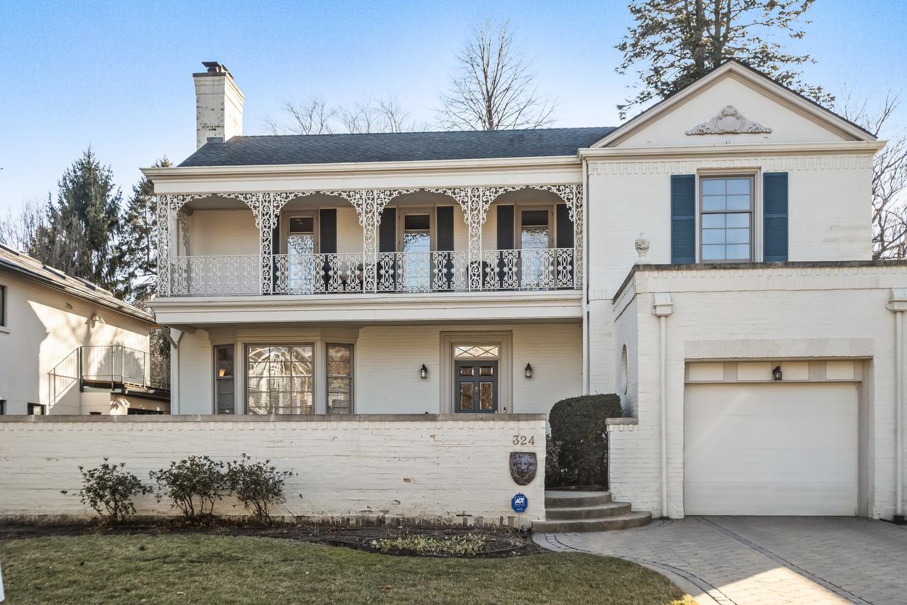 324 Davis St., Evanston, IL 60201