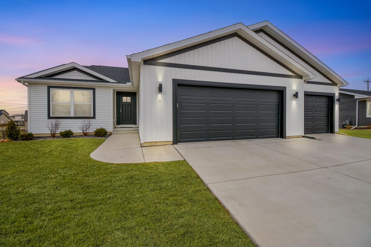 3 Fedor Cir., Bloomington, IL 61705