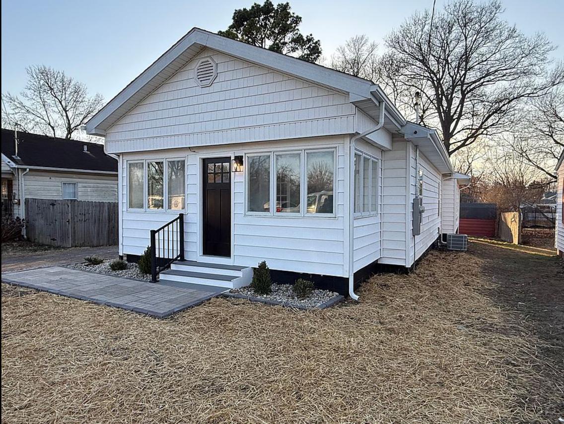 9 S Illinois Ave., Duquoin, IL 62832