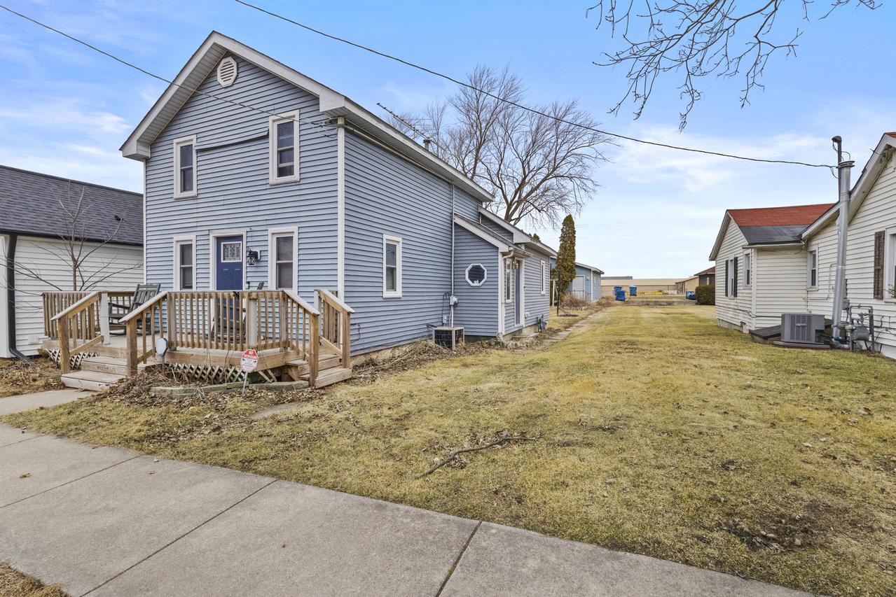 207 E Taylor St., Grant Park, IL 60940