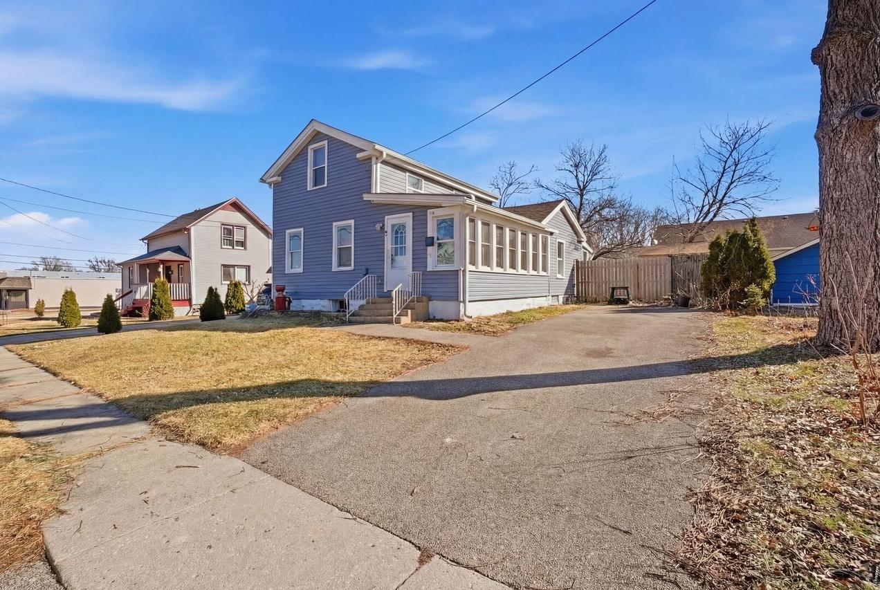 110 N Seminary Ave., Woodstock, IL 60098