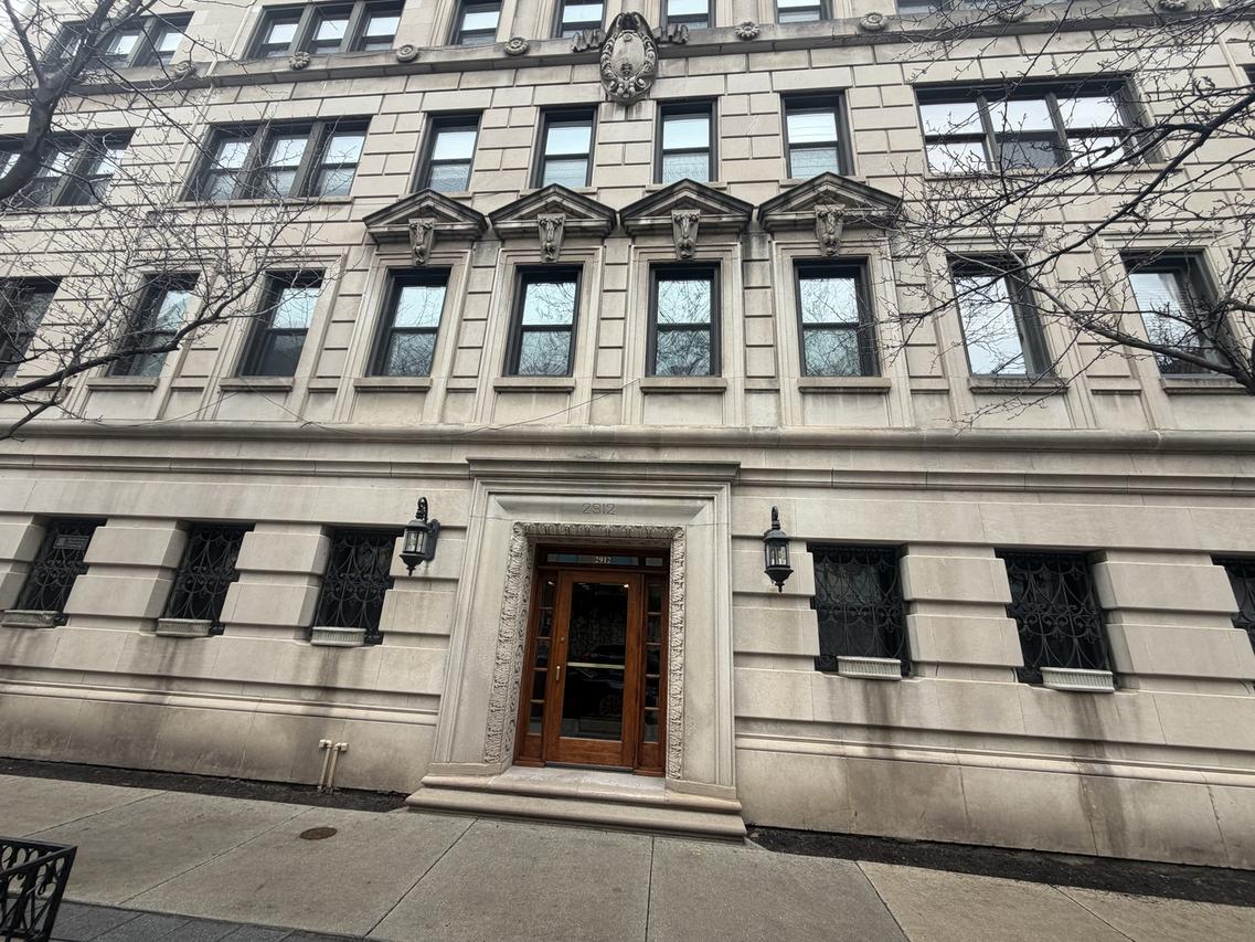 2912 N Commonwealth Ave. #6A, Chicago, IL 60657