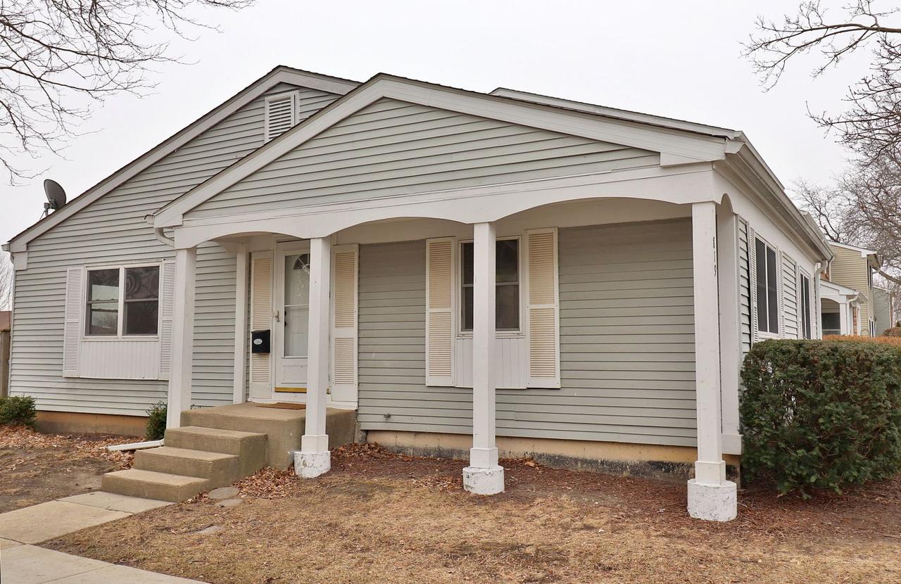 819 Mansfield Ct., Schaumburg, IL 60194