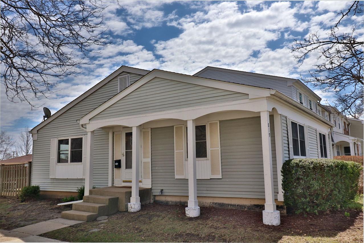 819 Mansfield Ct., Schaumburg, IL 60194