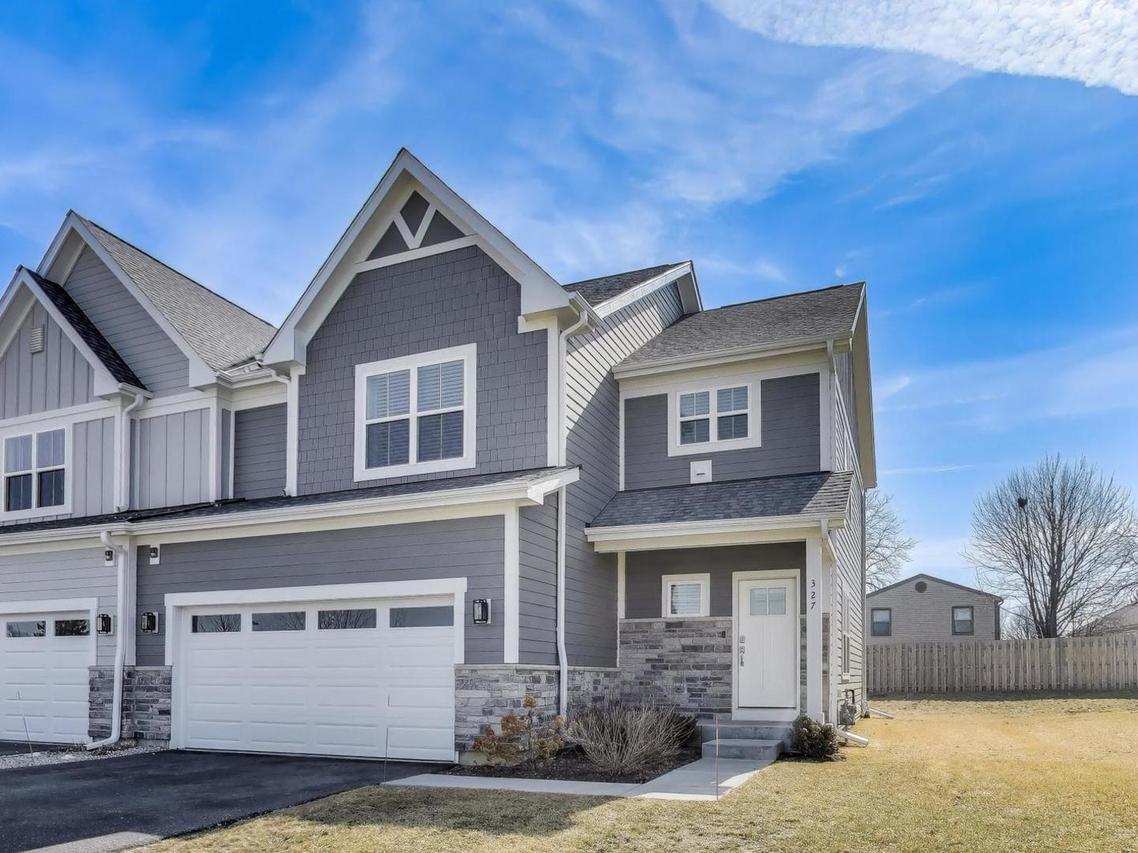 327 Lasalle Ln., Buffalo Grove, IL 60089