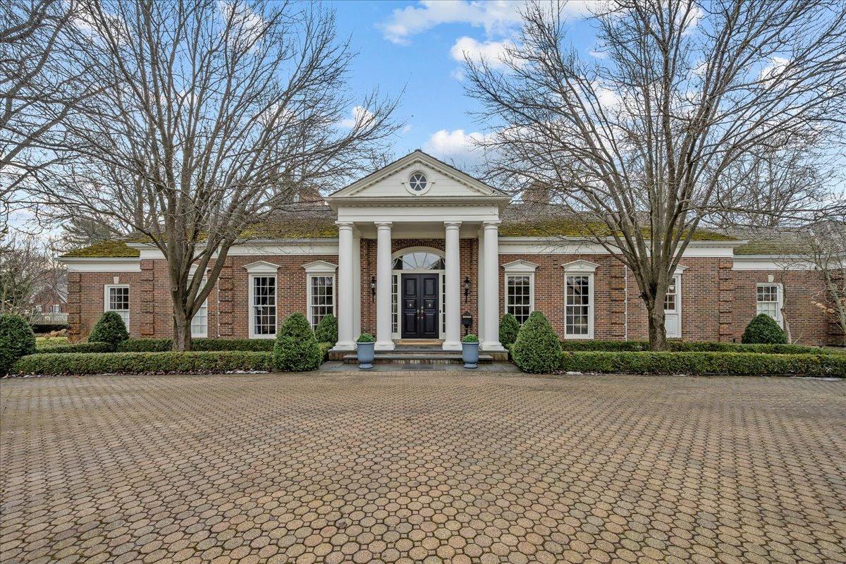 675 E Woodland Rd., Lake Forest, IL 60045