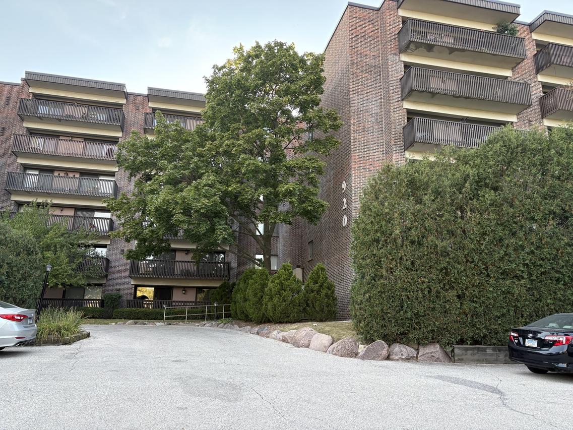 920 Vose Dr. #304, Gurnee, IL 60031
