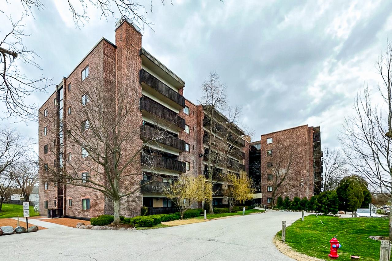 920 Vose Dr. #304, Gurnee, IL 60031