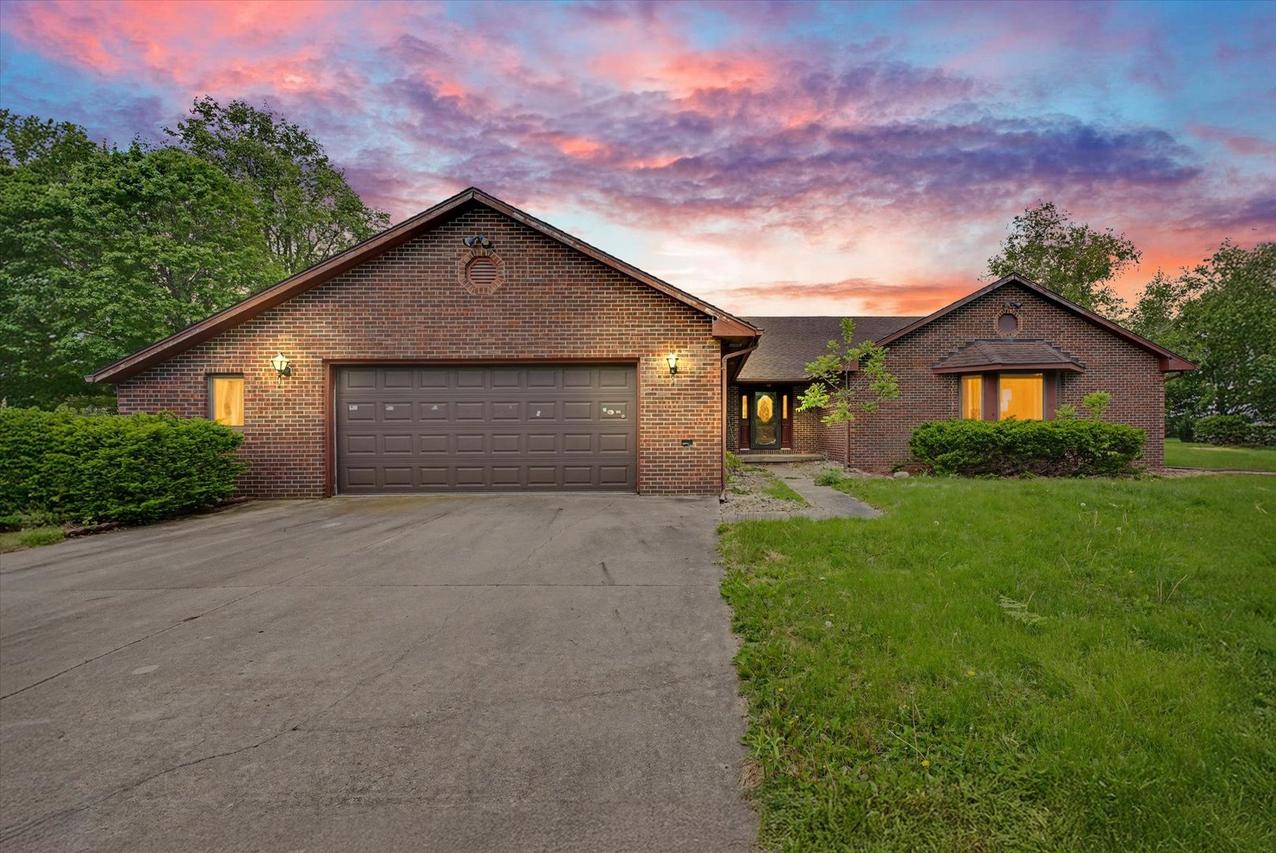 153 Lake Rd., Seymour, IL 61875