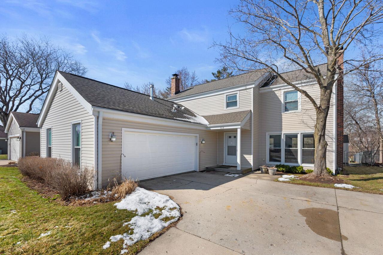 924 Shambliss Ln., Buffalo Grove, IL 60089