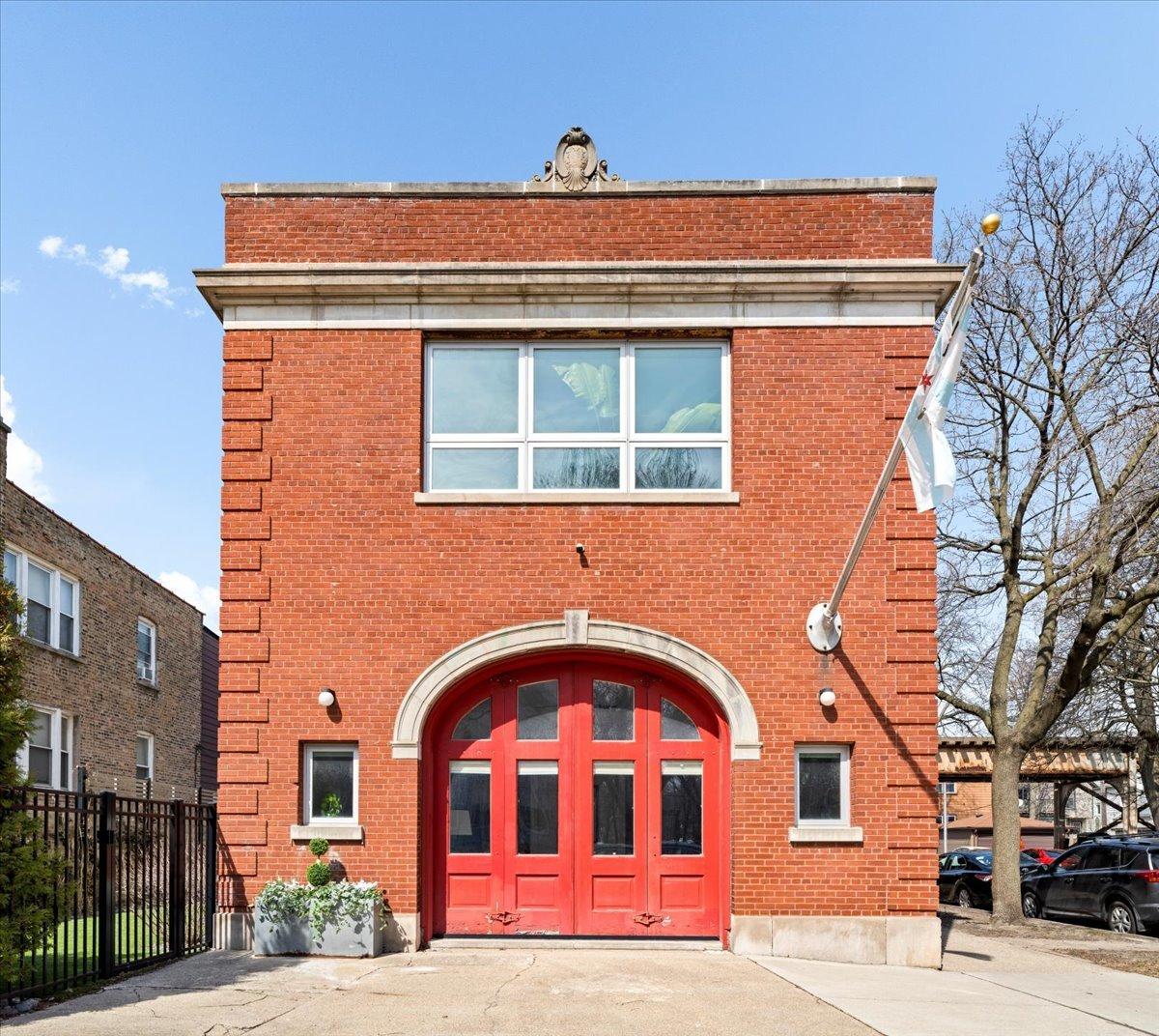 2100 W Eastwood Ave., Chicago, IL 60625