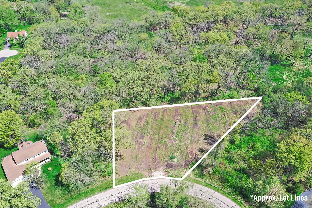 802 Apache Tr., Lake Villa, IL 60046